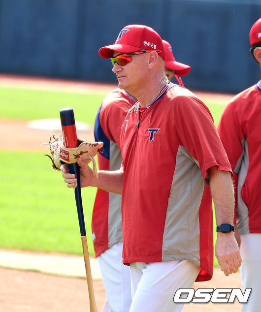 5일 오후 서울 잠실야구장에서 ‘2020 신한은행 SOL KBO리그’ 두산 베어스와 KIA 타이거즈의 경기가 열린다.KIA 윌리엄스 감독이 코칭스태프와 미팅을 하고 있다. /jpnews@osen.co.kr