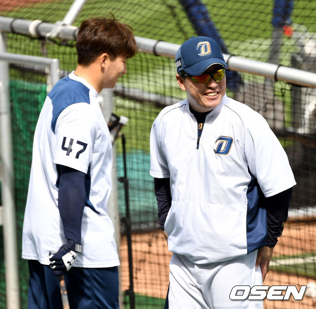 경기를 앞두고 NC 이동욱 감독과 나성범이 대화를 나누며 미소짓고 있다. / dreamer@osen.co.kr