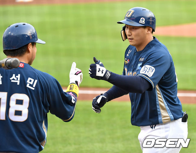1회초 1사 3루 상황 NC 나성범이 선제 우월 투런포를 날리고 홈을 밟은 뒤 박석민과 인사를 나누고 있다. / dreamer@osen.co.kr