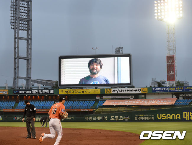 3회말 한화 공격 종료 후 전광판에 박찬호의 깜짝 응원 영상이 송출되고 있다. / dreamer@osen.co.kr