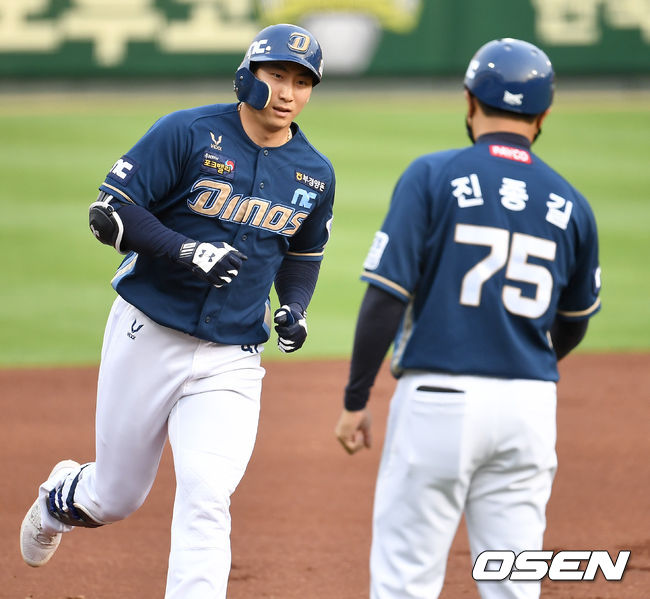 1회초 1사 3루 상황 NC 나성범이 선제 우월 투런포를 날리고 그라운드를 돌며 진종길 코치와 인사를 나누고 있다. / dreamer@osen.co.kr