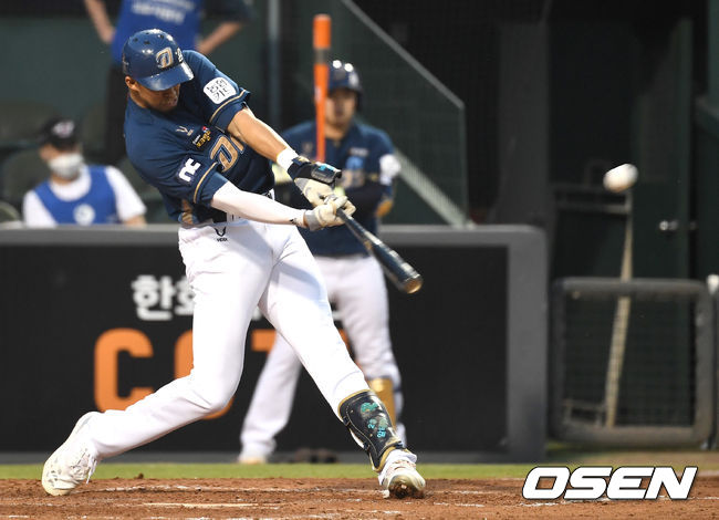 4회초 무사 선두타자로 나선 NC 알테어가 달아나는 중월 투런포를 날리고 있다. / dreamer@osen.co.kr