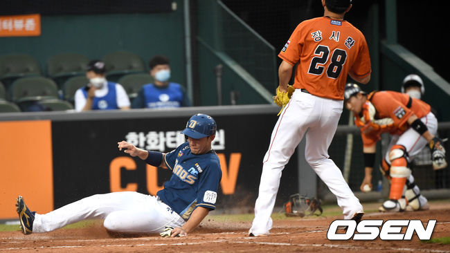 3회초 2사 만루 상황 한화 선발 장시환의 폭투로 3루 주자 이명기가 홈으로 내달려 세이프되고 있다. / dreamer@osen.co.kr
