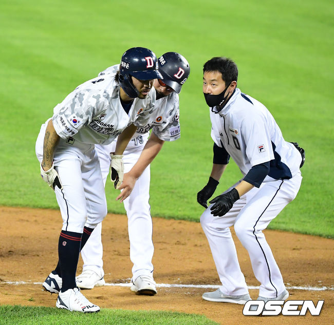 7회말 2사 1,2루에서 1루주자 두산 오재원이 김재호의 적시타에 3루로 향하는 과정에서 햄스트링 부상을 당하며 괴로워하고 있다. /jpnews@osen.co.kr