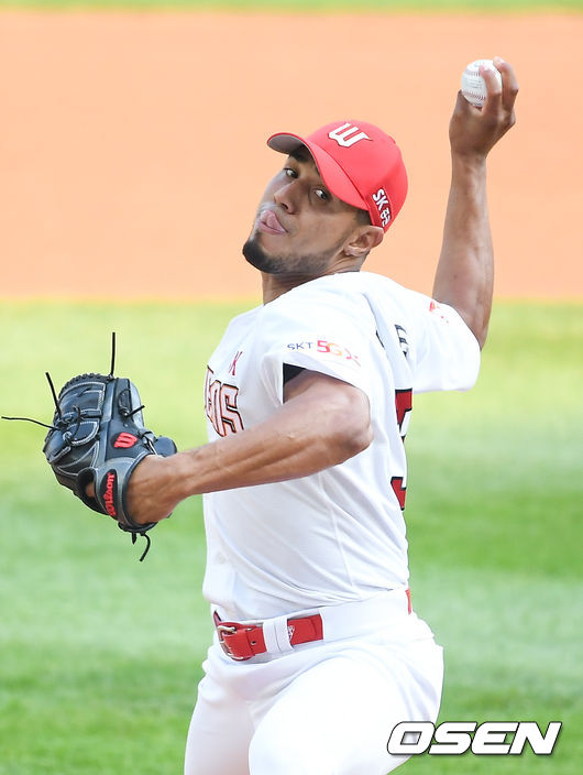 1회초 SK 선발투수 핀토가 역투하고 있다. / soul1014@osen.co.kr