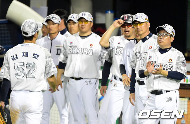 경기를 마치고 두산 김태형 감독이 선수들에 박수를 보내고 있다. /jpnews@osen.co.kr