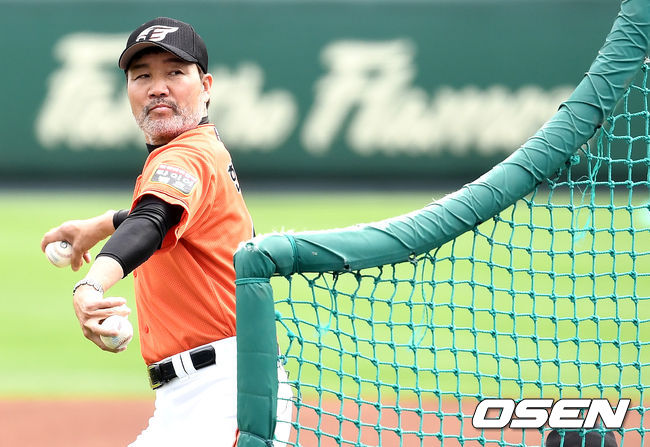 경기를 앞두고 한화 한용덕 감독이 타자들에게 배팅볼을 던져주고 있다. / dreamer@osen.co.kr