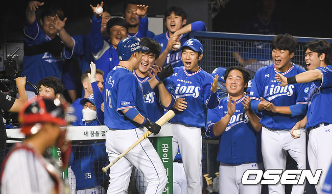 3일 오후 서울 잠실구장에서 KBO리그 LG 트윈스와 삼성 라이온즈의 경기가 진행됐다.5회초 1사 1,2루 삼성 이원석이 3점 홈런을 날리고 동료들의 축하를 받고 있다.    /   soul1014@osen.co.kr
