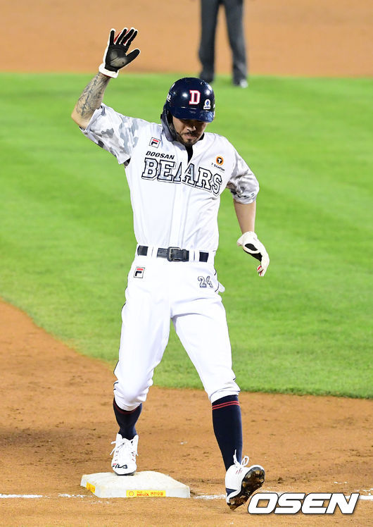 7회말 2사 1,2루에서 1루주자 두산 오재원이 김재호의 적시타에 3루로 향하는 과정에서 햄스트링 부상을 당하며 괴로워하고 있다. /jpnews@osen.co.kr