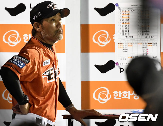 NC가 홈런 4방으로 3연승을 달렸다. 병살타 3개로 자멸한 한화는 12연패를 당했다. NC는 5일 대전 한화생명이글스파크에서 열린 2020 신한은행 SOL KBO리그 한화와의 원정경기를 13-2 대승으로 장식했다. 나성범의 멀티포, 애런 알테어, 강진성의 대포까지 홈런 4방 포함 장단 17안타, 선발타자 전원안타로 폭발했다. 최근 3연승을 거둔 NC는 시즌 21승6패, 승률 7할7푼8리로 1위를 질주했다. 반면 12연패 늪에 빠진 한화는 7승21패, 승률 2할5푼까지 추락했다. 9회초 종료 후 이닝교대 때 한화 한용덕 감독이 그라운드를 바라보고 있다. / dreamer@osen.co.kr