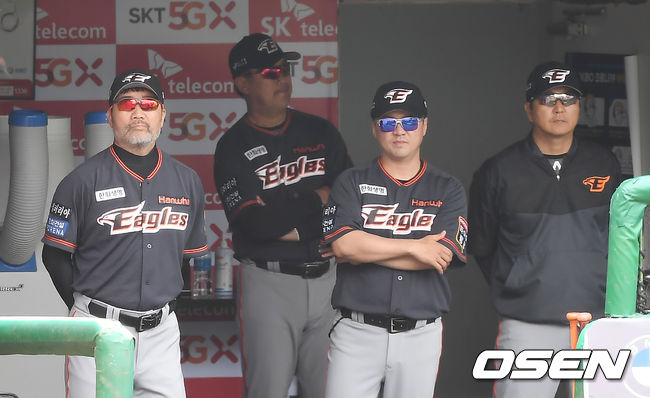 한화 한용덕 감독과 코칭 스태프들이 경기를 지켜보고 있다. /youngrae@osen.co.kr