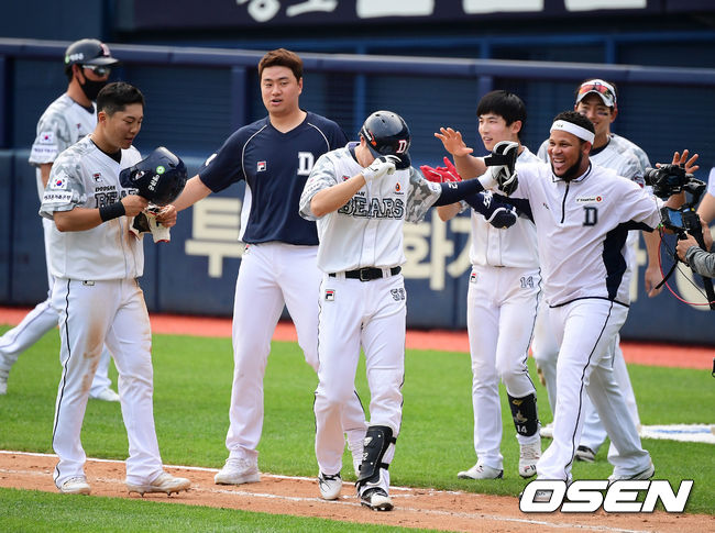 끝내기 안타를 날린 두산 김재호가 동료선수들과 승리를 기뻐하고 있다. /jpnews@osen.co.kr