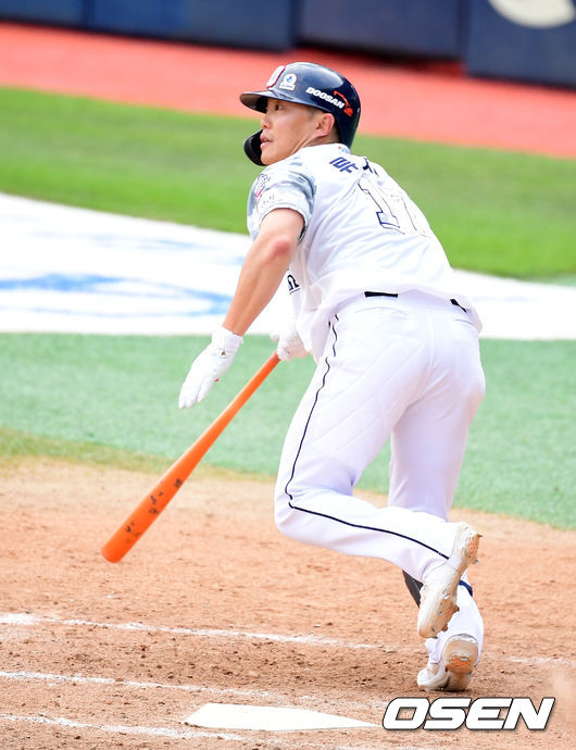 9회말 무사에서 두산 류지혁이 2루타를 날리고 있다. /jpnews@osen.co.kr