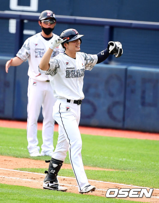 끝내기 안타를 날린 두산 김재호가 승리를 기뻐하고 있다. /jpnews@osen.co.kr