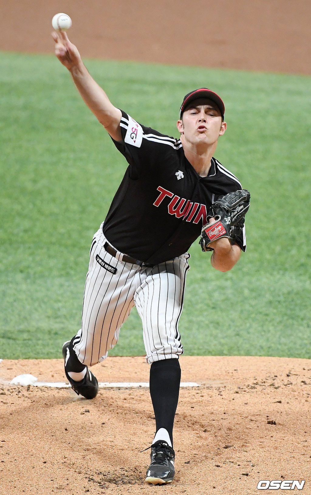 LG 선발 윌슨이 마운드 위에서 힘차게 공을 뿌리고 있다.  /rumi@osen.co.kr