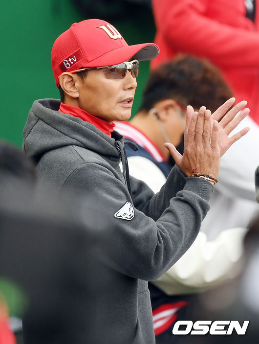 8회초 SK 염경엽 감독이 덕아웃에서 박수를 보내고 있다./ rumi@osen.co.kr