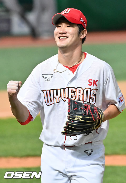 4회초 2사 주자 만루때 한화 하주석의 투수 앞 땅볼로 막아낸 SK 선발 박종훈이 주먹을 불끈 쥐고 있다./ rumi@osen.co.kr