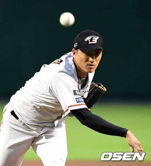 1회초 무사에서 한화 선발투수 김이환이 역투하고 있다. /sunday@osen.co.kr
