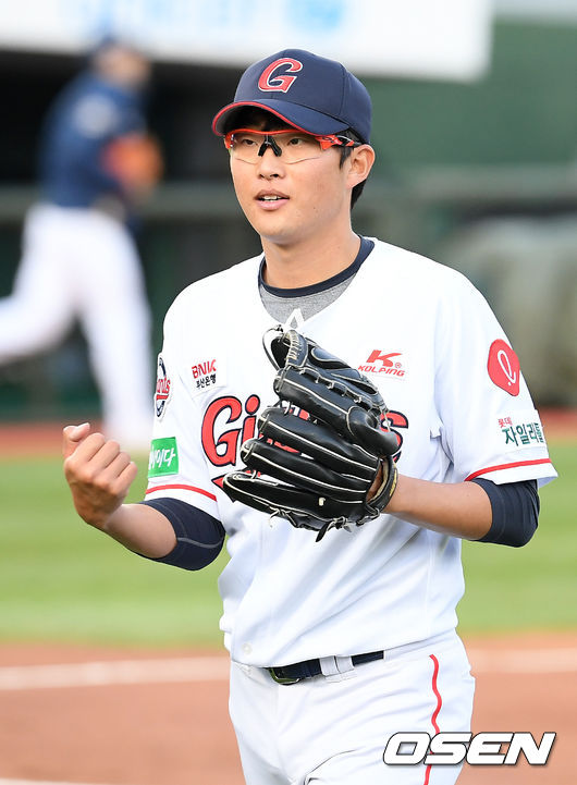  2회초를 마친 롯데 선발 박세웅이 덕아웃으로 들어오며 글러브를 주먹으로 치고 있다. /rumi@osen.co.kr