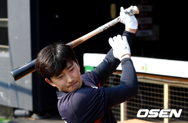 롯데 신용수가 스윙을 하고 있다. /youngrae@osen.co.kr