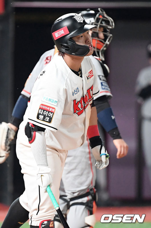 4회말 2사 주자 만루 KT 강백호가 타석에서 삼진아웃을 당한 후 아쉬워하고 있다. /rumi@osen.co.kr
