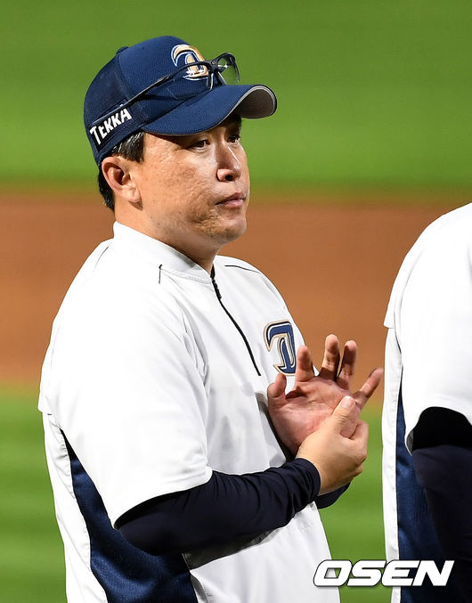 NC 이동욱 감독을 비롯한 코칭스태프가 그라운드로 나와 인사하고 있다.  / dreamer@osen.co.kr