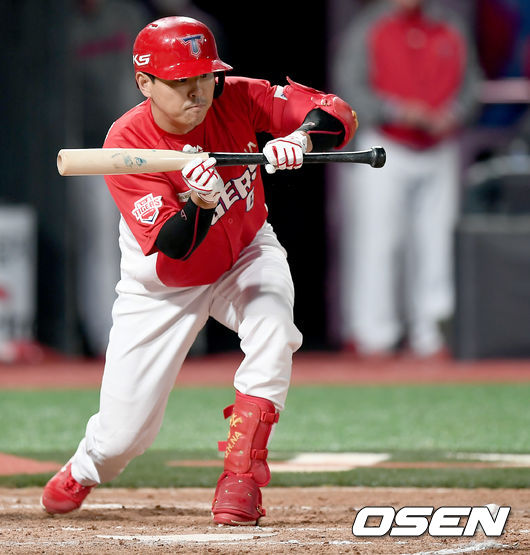 28일 오후 경기도 수원 KT위즈파크에서 ‘2020 신한은행 SOL KBO리그’ KT 위즈와 KIA 타이거즈의 경기가 열렸다.8회초 무사 1루 상황 KIA 나주환이 희생번트를 날리고 있다./ksl0919@osen.co.kr