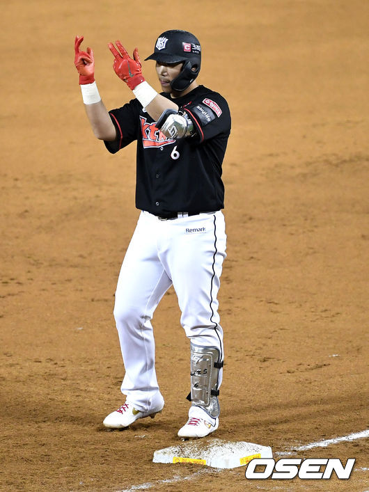 5회초 1사 만루 상황 KT 박경수가 역전 1타점 적시타를 날리고 1루에 안착해 세리머니를 하고 있다. / dreamer@osen.co.kr