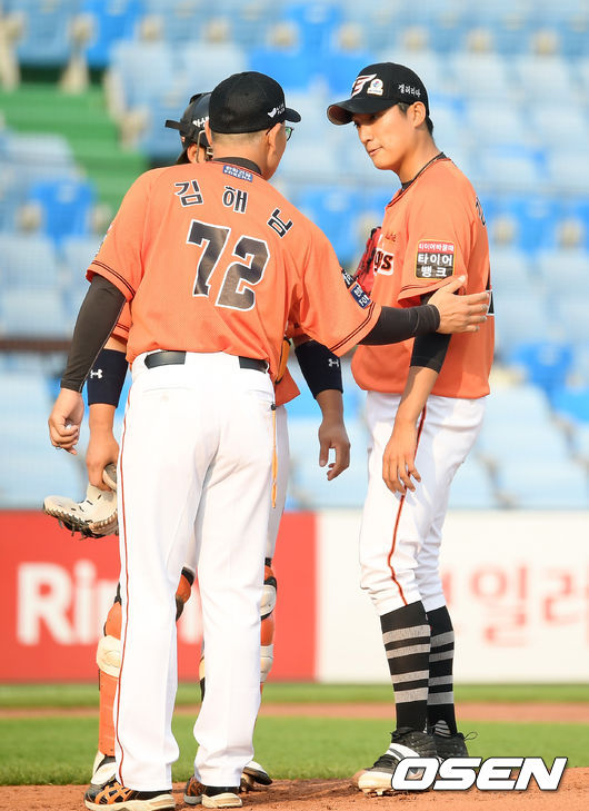 3회초 1사 주자 1,2루 NC 나성범 타석에서 한화 김해님 투수코치가 마운드에 올라 한화 선발 김이환을 독려하고 있다. / rumi@osen.co.kr