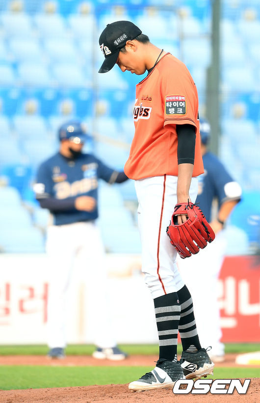 3회초 2사 주자 만루 NC 알테어에게 밀어내기 볼넷을 내준 한화 선발 김이환이 고개를 떨구고 있다./ rumi@osen.co.kr