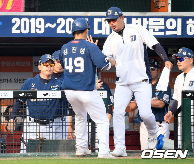 3회초 2사 주자 만루 NC 알테어가 타석에서 밀어내기 볼넷을 얻어내며 강진성이 홈을 밟은 후 덕아웃으로 들어가고 있다./ rumi@osen.co.kr