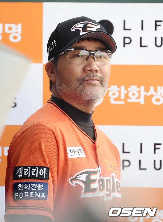 6회말을 시작하며 한화 한용덕 감독이 그라운드에서 하늘을 바라보고 있다./ rumi@osen.co.kr
