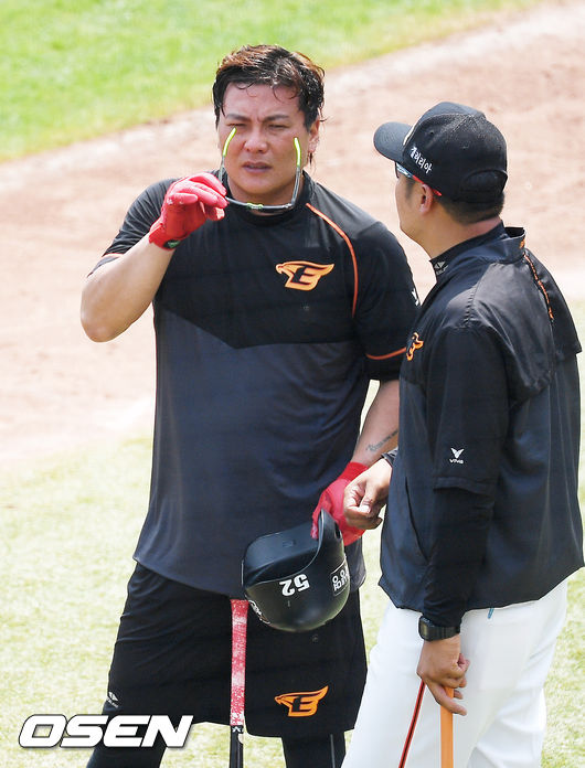 경기를 앞두고 한화 김태균과 이양기 타격 코치가 진지하게 얘기를 나누고 있다. / rumi@osen.co.kr