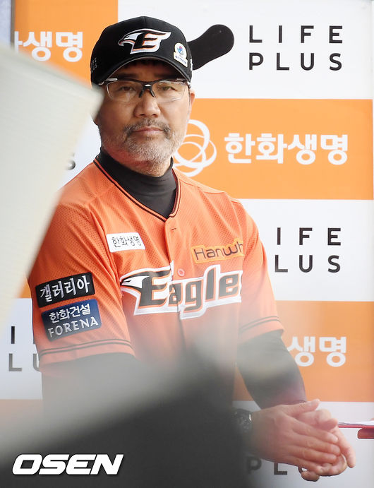 6회말을 시작하며 한화 한용덕 감독이 덕아웃에서 박수를 치며 선수들을 독려하고 있다./ rumi@osen.co.kr