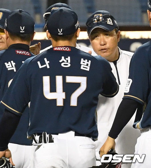 경기 종료 후 승리한 NC 이동욱 감독과 나성범이 인사를 나누고 있다. / dreamer@osen.co.kr