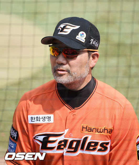 경기를 앞두고 한화 한용덕 감독이 망 너머에서 취재진과 인터뷰를 하고 있다. / rumi@osen.co.kr