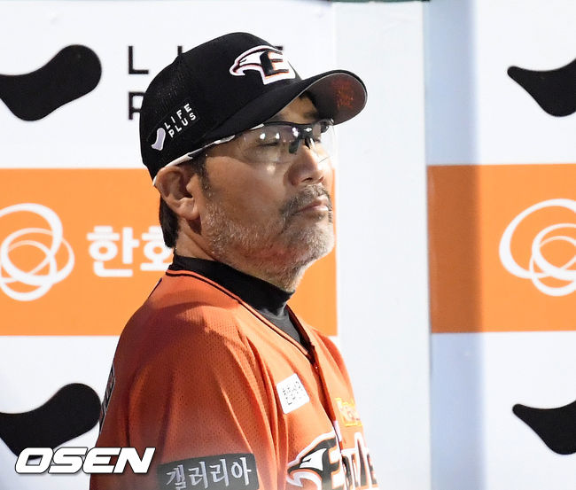 경기를 마치며 한화 한용덕 감독이 눈을 감고 있다. / rumi@osen.co.kr