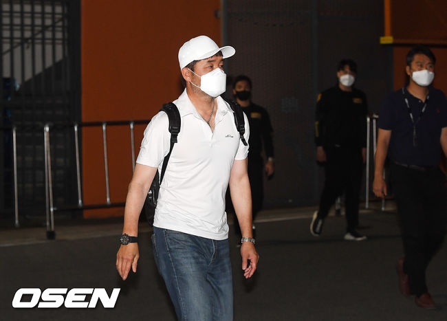 자진 사퇴를 결정한 한화 한용덕 감독이 경기장을 나가며 주차장으로 향하고 있다. / rumi@osen.co.kr