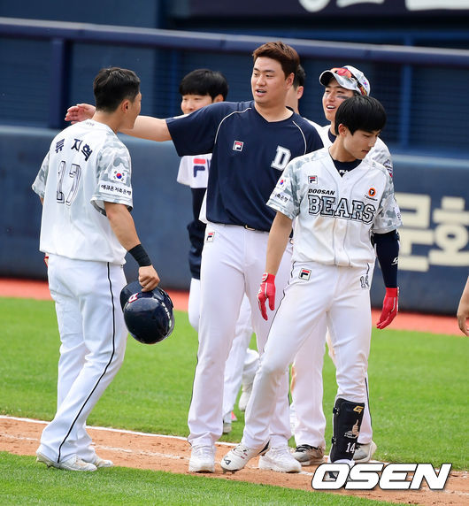 경기를 마치고 두산 류지혁이 동료선수들과 승리를 기뻐하고 있다. /jpnews@osen.co.kr