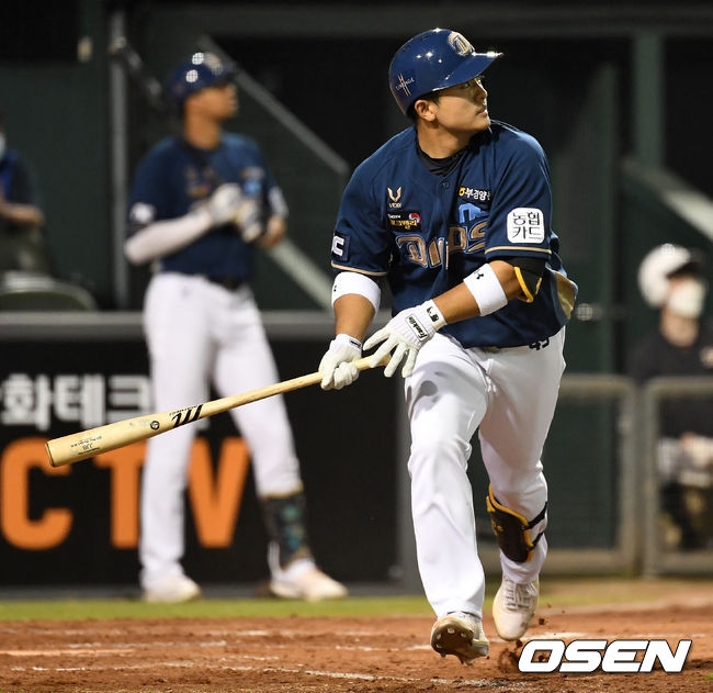 5회초 무사 1, 2루 상황 NC 강진성이 달아나는 좌중간 스리런포를 날리고 타구를 바라보고 있다. / dreamer@osen.co.kr
