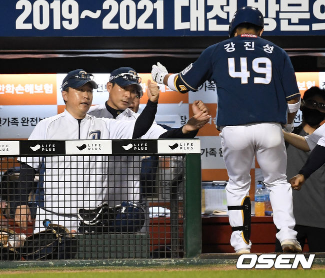 5일 대전 한화생명이글스파크에서 ‘2020 신한은행 SOL KBO리그’ 한화 이글스와 NC 다이노스의 경기가 열렸다.5회초 무사 1, 2루 상황 NC 강진성이 달아나는 좌중간 스리런포를 날리고 이동욱 감독과 인사를 나누고 있다. / dreamer@osen.co.kr