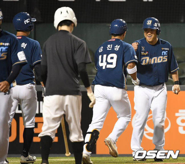 5일 대전 한화생명이글스파크에서 ‘2020 신한은행 SOL KBO리그’ 한화 이글스와 NC 다이노스의 경기가 열렸다.5회초 무사 1, 2루 상황 NC 강진성이 달아나는 좌중간 스리런포를 날리고 박석민과 인사를 나누고 있다. / dreamer@osen.co.kr