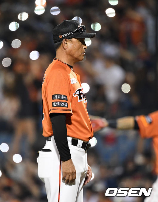 한화 송진우 코치가 9회 투수를 교체하며 지켜보고 있다. /jpnews@osen.co.kr