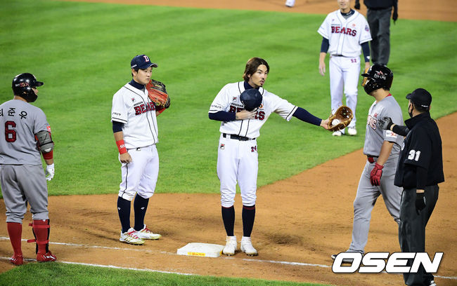 6회초 1사 만루에서 두산 오재원이 최준우의 2루땅볼에 1루주자 정의윤과 최준우를 아웃처리하며 더블아웃을 완성하고 있다. 오재원이 1루심에 정의윤 쓰리피트 아웃을 설명하고 있다. /jpnews@osen.co.kr
