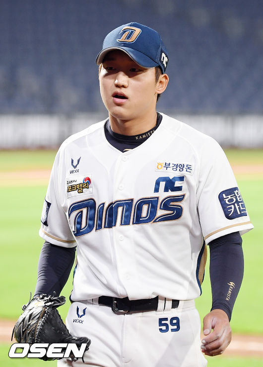 26일 오후 창원 NC파크에서 ‘2020 신한은행 SOL KBO리그’ NC 다이노스와 키움 히어로즈의 경기가 열렸다. 7회초를 마친 NC 선발 구창모가 덕아웃으로 들어오며 안도의 한숨을 내쉬고 있다. / rumi@osen.co.kr