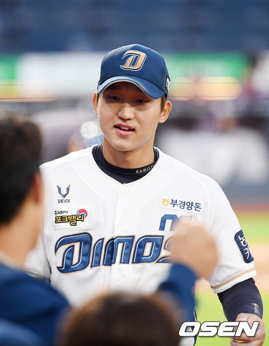 3회초를 마친 NC 선발 구창모가 덕아웃에서 동료들과 기쁨을 나누고 있다./ rumi@osen.co.kr