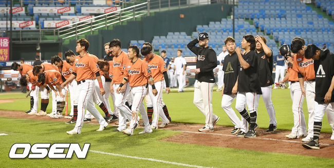 경기를 마치고 한화 선수들이 고개를 떨구며 덕아웃으로 들어오고 있다. / rumi@osen.co.kr