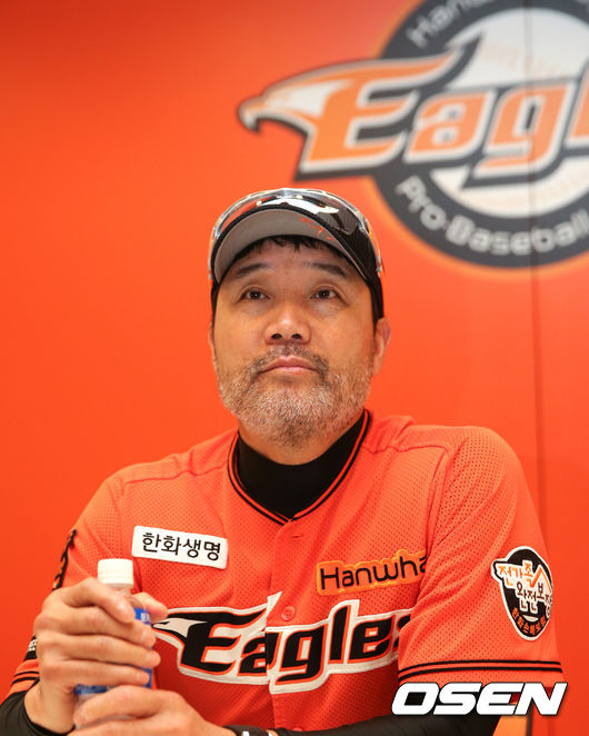 한화 한용덕 감독이 경기에 앞서 인터뷰를 하고 있다. /jpnews@osen.co.kr