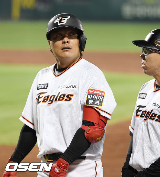 5회말 1사 백팀 김태균이 좌익수 플라이로 물러나며 아쉬워하고 있다./ rumi@osen.co.kr