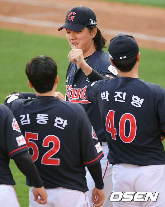 5일 오후 경기도 수원 KT위즈파크에서 ‘2020 신한은행 SOL KBO리그’ KT위즈와 롯데 자이언츠의 공식 개막전 경기가 열렸다. 롯데는 투수진의 호투까지 겹치면서 7-2로 허문회 감독에게 데뷔전 승리를 안겼다.경기 종료 후 롯데 김원중이 동료들과 승리를 기뻐하고 있다. /cej@osen.co.kr